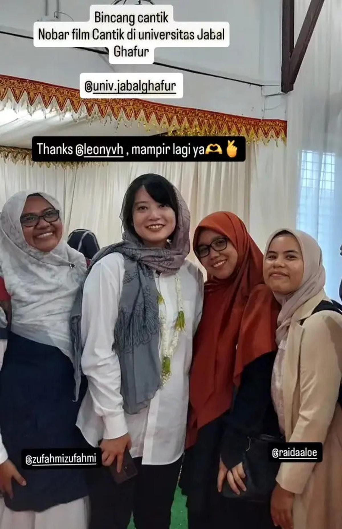 Isi Acara di Kampus Aceh, Ini 7 Potret Leony saat Berkerudung Ditemani Pacar Bule