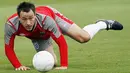 Kapten Timnas Inggris, John Terry menjalani latihan di London Colney pada 9 Juni 2009. Inggris akan menghadapi Andorra di Stadion Wembley dalam kualifikasi PD 2010 menghadapi Andorra. AFP PHOTO/Glyn Kirk
