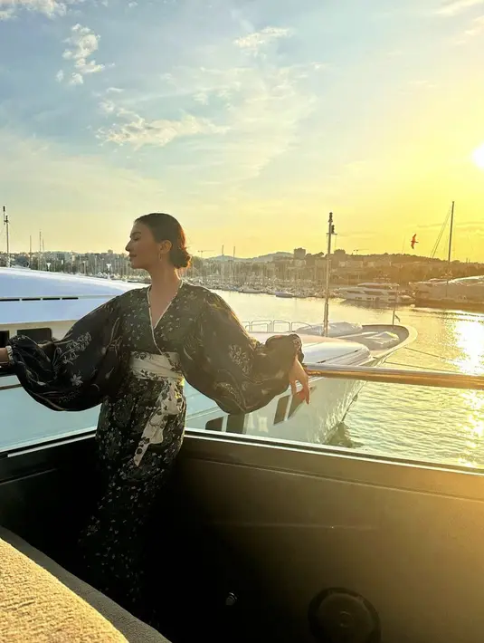 Mengenakan batik dengan potongan yang nyaman, gaya luxury Raline di atas yacht terlihat menghipnotis. [@ralineshah]