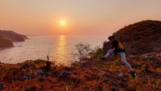 Pemandangan sunrise dari atas Bukit Saga, Pantai Surumanis, Kebumen. (Foto: Liputan6.com/Galoeh Widura)