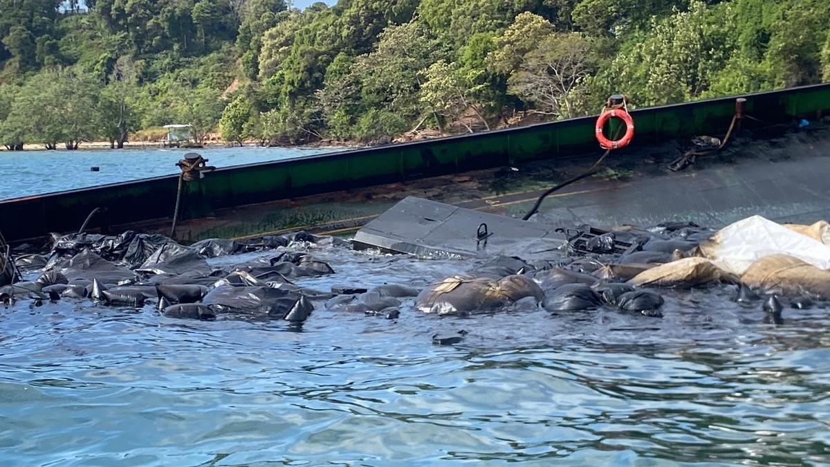 Kapal Pengangkut Limbah Kandas di Perairan Batam, Air Laut Menghitam Timbulkan Bau Tak Sedap