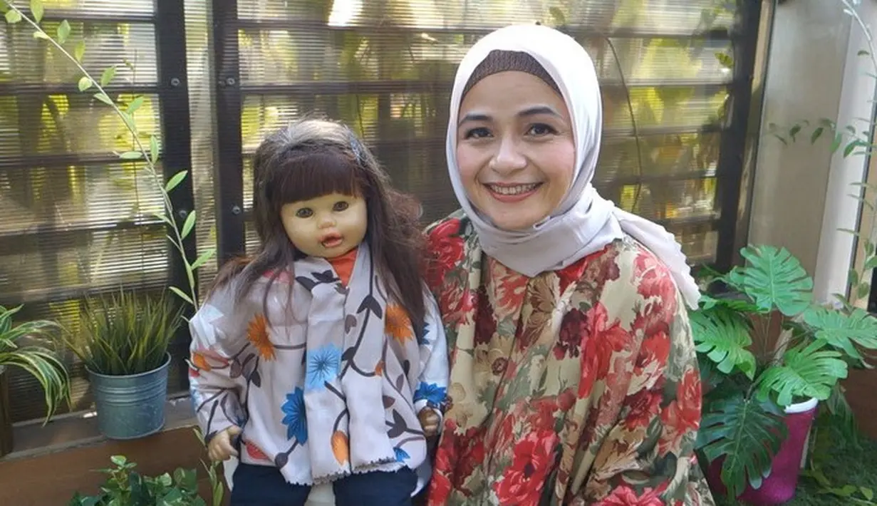 Ria Enes dan Boneka Susan (Instagram/ria_nsuzan)