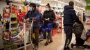 Pelanggan mengantre untuk berbelanja saat menunggu untuk membayar di kasir supermarket Sainsbury di Walthamstow, London timur pada 13 Februari 2022. Angka inflasi Inggris tembus 5,4 persen pada Desember lalu. Inflasi itu juga menjadi yang tertinggi dalam 30 tahun terakhir. (Tolga Akmen / AFP)
