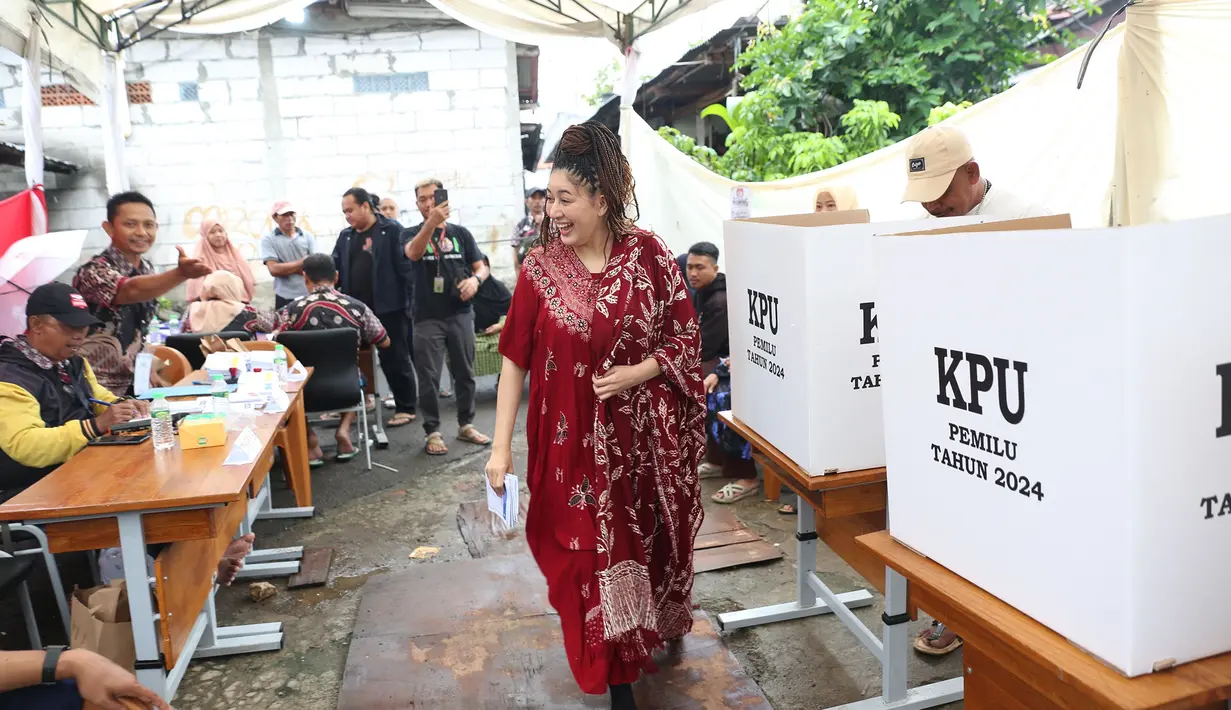 Kaftan tersebut ia padukan bersama selendang batik warna merah marun yang ia sampirkan di bahu kiri. [Foto: KLY/Budy Santoso]