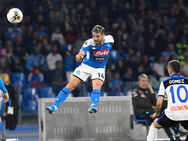 Penyerang Napoli, Dries Mertens menyundul bola saat menjamu Atalanta dalam laga pekan kesepuluh Liga Italia di Stadion San Paolo, Naples, Rabu (30/10/2019). Laga sengit Napoli vs Atalanta berakhir tanpa pemenang dengan skor 2-2. (Ciro Fusco/ANSA via AP)