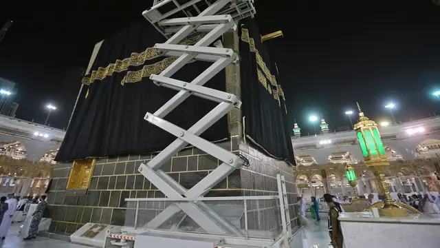 Melihat Proses Pergantian Kiswah Kabah