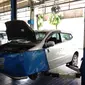 Toyota Agya sedang servis di bengkel resmi (Amal/Liputan6.com)