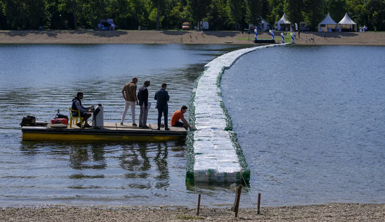 Pengembangan proyek ini berlangsung selama hampir enam bulan dengan mengumpulkan sampah plastik di berbagai titik di ibu kota Serbia. (AP Photo/Darko Vojinovic)
