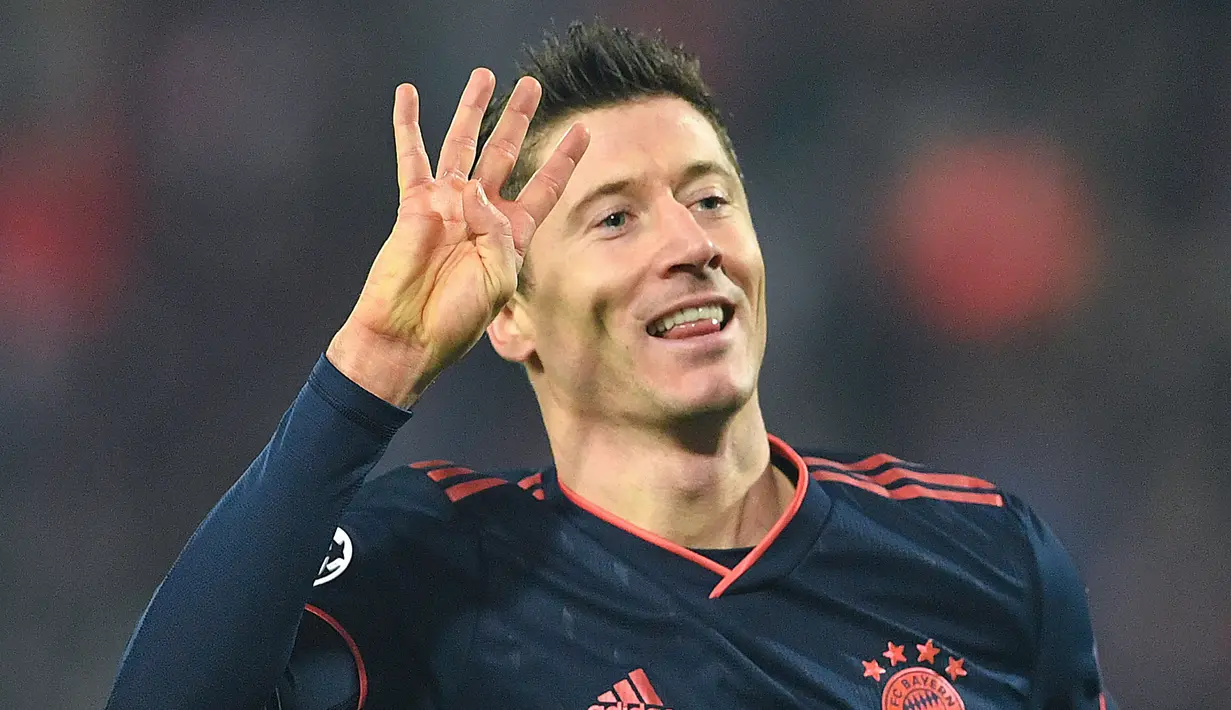 Lewandowski tercatart memiliki rekor pencetak quattrick tercepat sepanjang sejarah Liga Champions. Bomber 31 tahun ini membukukan quattrick itu hanya dalam waktu 14 menit 31 detik. (AFP/Andrej Isakovic)