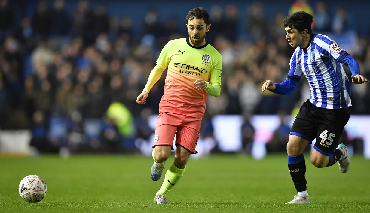 Gelandang Manchester City, Bernardo Silva, berebut bola dengan striker Sheffield Wednesday, Fernando Forestieri, pada laga babak kelima Piala FA di Hillsborough Stadium, Rabu (4/3) malam waktu setempat. Manchester City menang 1-0 atas Sheffield. (AFP/Paul Ellis)