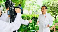 Presiden Joko Widodo (Jokowi) menekankan pemerintah pusat akan memperkuat pengujian, pelacakan hingga perawatan pasien COVID-19 saat diwawancara di Istana Merdeka, Jakarta, Kamis, 4 Februari 2021. (Biro Pers Sekretariat Presiden/Laily Rachev)