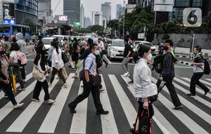 Aktivitas pekerja saat jam pulang kantor di kawasan Sudirman, Jakarta Pusat, Kamis (29/9/2022). 
Menurut Riza Patria, pencabutan status pandemi menjadi pandemi merupakan kewenangan pemerintah pusat. (merdeka.com/Iqbal S Nugroho)
