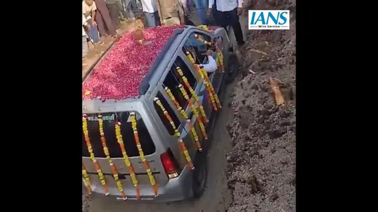 Keluarga India Adakan Pemakaman Mobil Rp 71 Juta, Buat Liang Lahat Raksasa