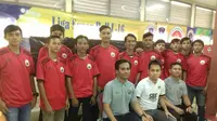 Para pemain Jakarta United bersama Ketua Aji Bintara (depan baju putih) siap bersaing di kompetisi Jakarta (istimewa)