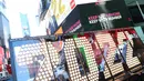 Tanda angka 2022 tiba di Times Square, New York, Senin (20/12/2021). Rencana perayaan tahun baru di Times Square New York terancam batal menyusul merebaknya varian Omicron pada pandemi Covid-19 akhir tahun ini. (ROB KIM/Getty Images via AFP)