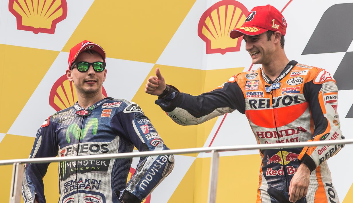 Ekspresi Dani Pedrosa setelah menjuarai MotoGP Malaysia 2015 di Sirkuit Sepang, Malaysia, Minggu (25/10/2015). (EPA/Ahmad Yusni)
