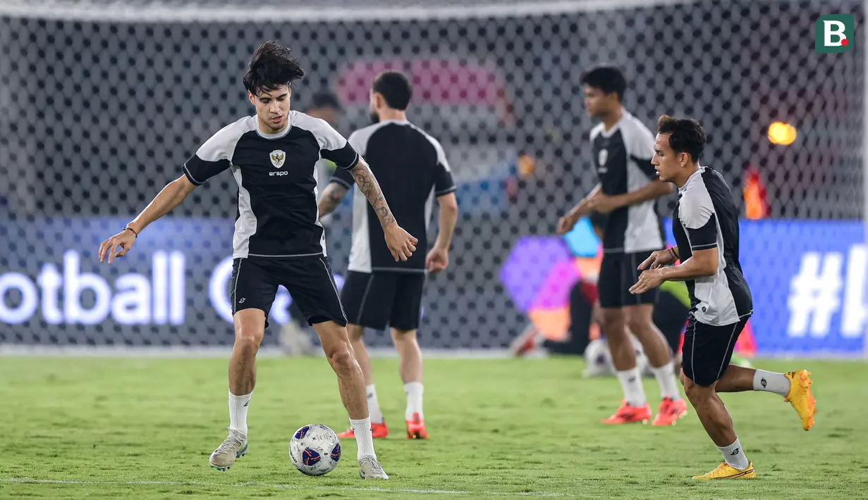 <p>Pemain Timnas Indonesia, Kevin Diks (kiri) melakukan official training menjelang laga lanjutan putaran ketiga Kualifikasi Piala Dunia 2026 melawan Jepang di Stadion Utama Gelora Bung Karno (SUGBK), Senayan, Jakarta, Kamis (14/11/2024). (Bola.com/Bagaskara Lazuardi)</p>