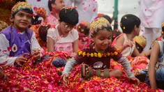 Anak-anak India bermain dengan kelopak bunga di sebuah acara untuk merayakan festival Hindu Holi untuk anak-anak cerebral palsy yang diselenggarakan oleh Yayasan Trishla di Allahabad (25/2). (AFP Photo/Sanjay Kanojia)