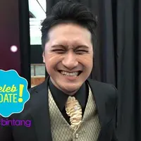 Ingin selalu meluangkan waktu untuk anak bungsunya, Arie Untung sampai membawa kerjaan kantor ke dalam kamar.