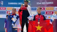 Atlet maraton putra Indonesia, Agus Prayogo, saat seremoni penyerahan medali SEA Games 2023. Agus Prayogo berhasil menyabet medali emas SEA Games 2023 dari nomor maraton putra, Sabtu (6/5/2023) pagi. (Bola.com/Dok. NOC Indonesia/Andika)