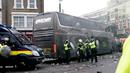 Lemparan botol dan kaleng minuman menghujani bus Manchester United yang diduga dilakukan oleh oknum suporter West Ham United. Rabu (11/5/2016) dini hari WIB. (Reuters/Eddie Keogh)