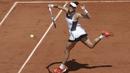 Aksi Garbine Muguruza mengembalikan bola saat melawan Anett Kontaveit pada ajang Prancis Terbuka di Roland Garros stadium, Paris, (31/5/2017). (AP/Petr David Josek)