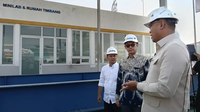 Pastikan Bulog Jalankan Perintah Prabowo, Wamentan Datangi Sentra Penggilingan Padi Karawang