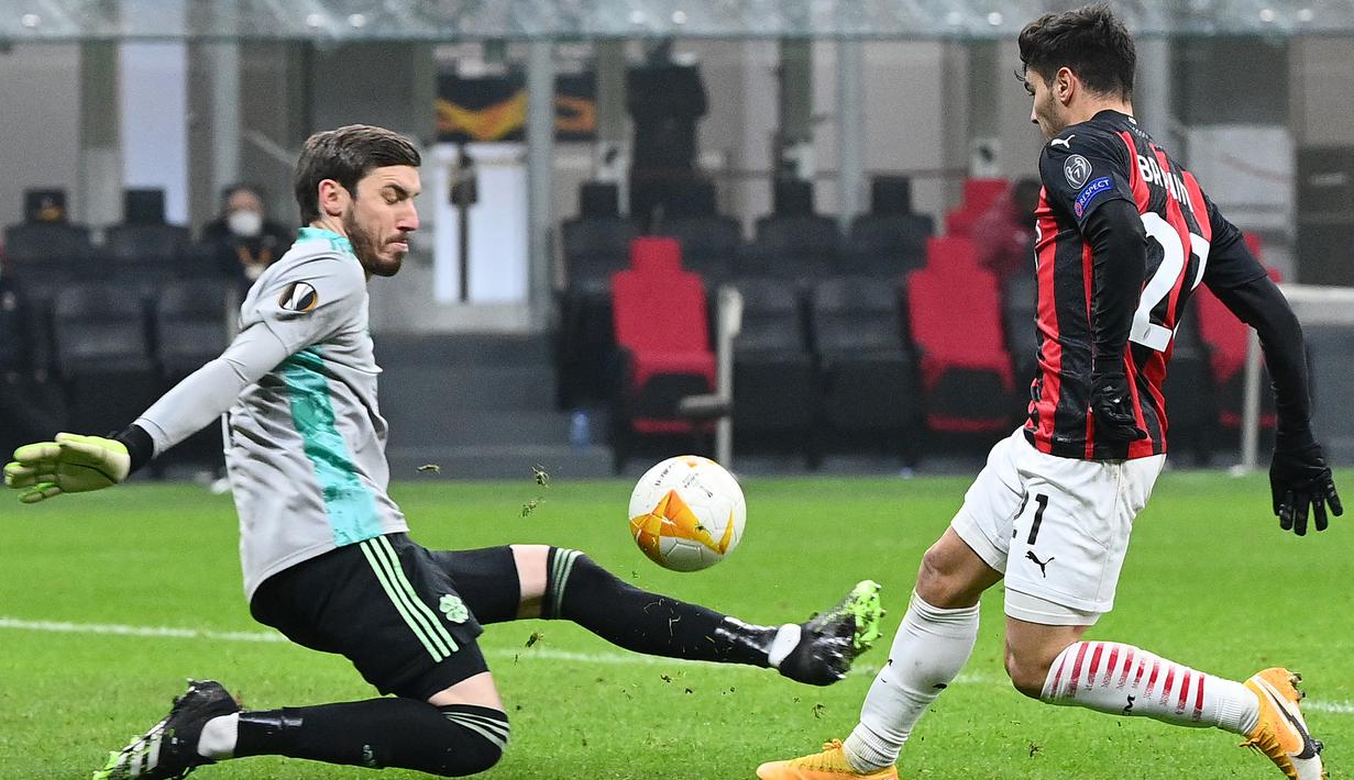 Gelandang AC Milan, Brahim Diaz, berusaha mencetak gol ke gawang Celtic pada laga lanjutan Liga Europa di Stadion San Siro, Jumat (4/12/2020) dini hari WIB. AC Milan menang 4-2 atas Celtic. (AFP/Vincenzo Pinto)