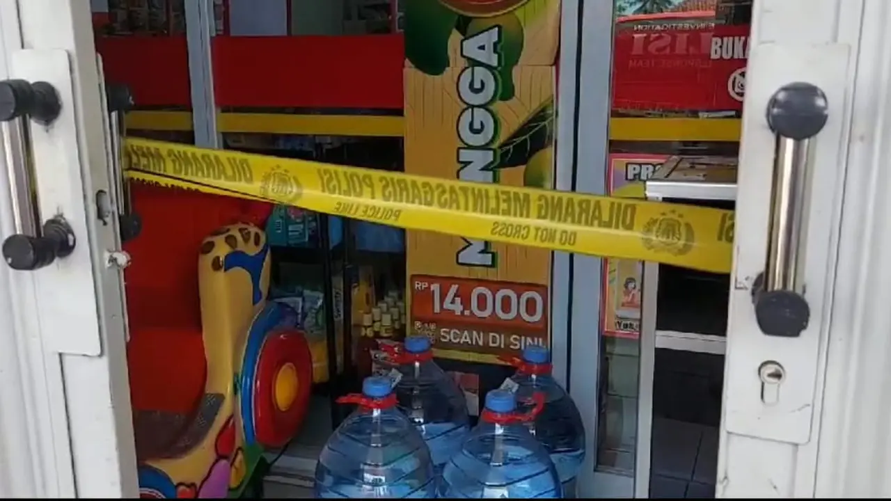 Sesaat setelah kejadian, minimarket Alfamart, di Desa Kamulyan, Kecamatan Manonjaya, Kabupaten Tasikmalaya, Jawa Barat, lansgung dipasangi police line. (Liputan6.com/Jayadi Supriadin)