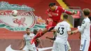 Pemian Liverpool, Virgil van Dijk mencetak gol ke gawang Leeds United melalui tandukannya pada laga lanjutan Liga Inggris 2020/2021 di Anfield, Liverpool, Inggris, 12 September 2020. (AFP/Paul Ellis)