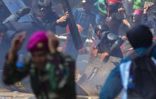VIDEO: Panas! Momen Massa Pendemo Lempari Markas Brimob Usai Ojol Tewas Dilindas Polisi, Marinir "Maju Maju"