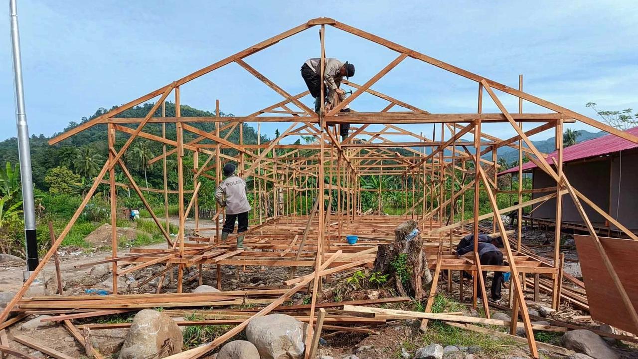 FOTO: Hunian Sementara Dibangun untuk Warga Terdampak Bencana di Pauh Padang