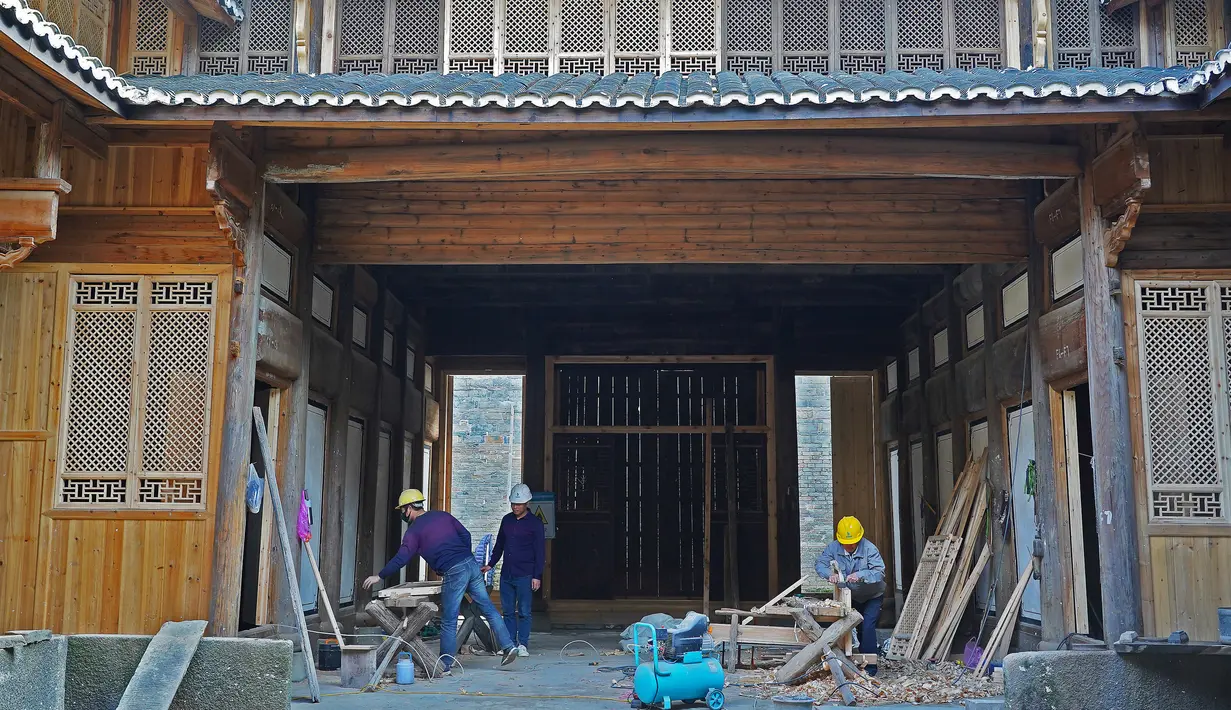 Para pekerja konstruksi merenovasi sebuah bangunan kuno di Wilayah Jing'an, Provinsi Jiangxi, China timur, pada 4 November 2020. Wilayah Jing'an mempunyai sejarah yang panjang dan memiliki hampir 300 bangunan kuno. (Xinhua/Wan Xiang)