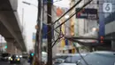 Instalasi kabel menjuntai di Jalan Panglima Polim, Kebayoran Baru, Jakarta, Kamis (31/10/2019). Buruknya pemasangan instalasi kabel di Ibukota menyebabkan banyak kabel yang menjuntai hingga mengganggu ketertiban umum. (Liputan6.com/Immanuel Antonius)