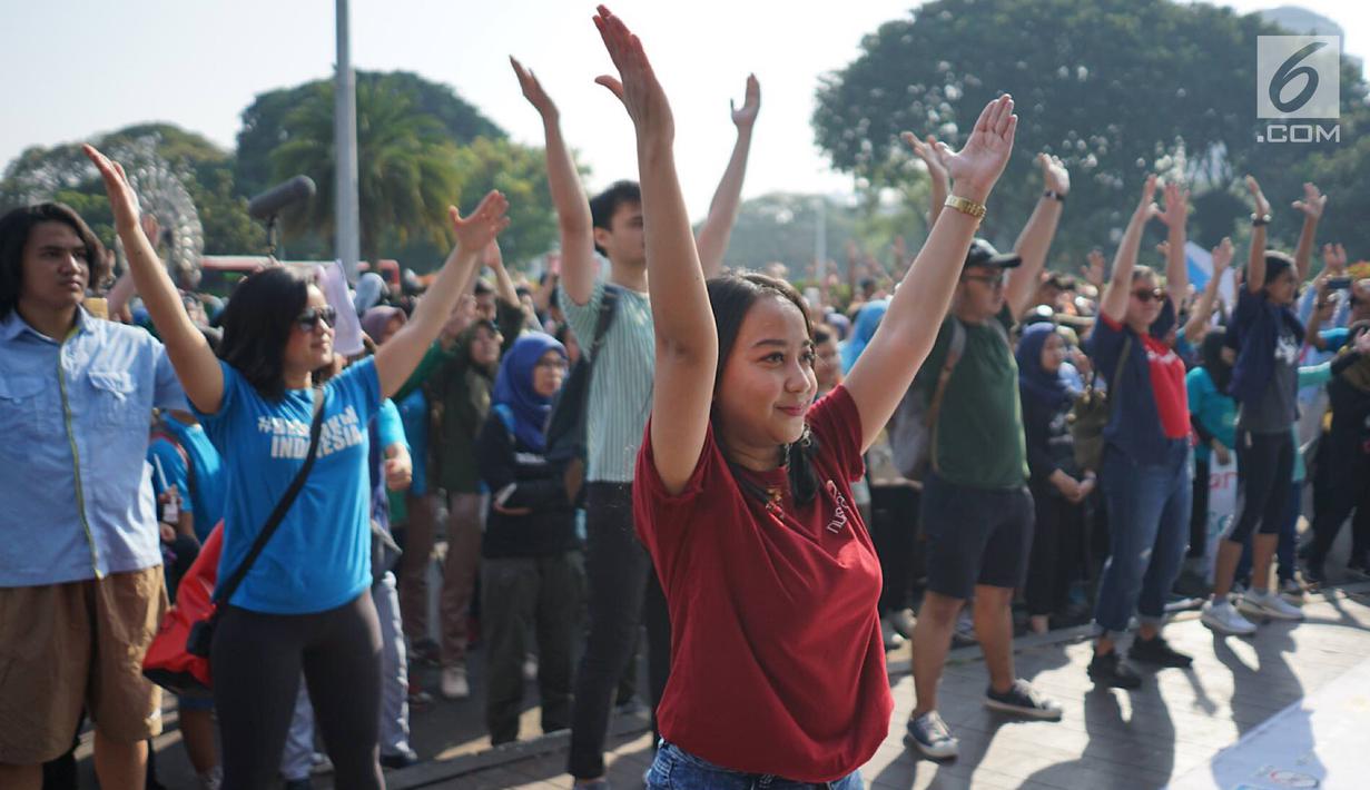 Peserta melakukan tarian Flashmob dalam kegiatan Pawai Tolak Plastik Sekali Pakai di Lapangan Aspirasi Monas, Jakarta, Minggu (21/7/2019). Pawai bebas plastik ini akan menjadi aksi terbesar di Indonesia untuk menolak penggunaan plastik sekali pakai. (Liputan6.com/Immanuel Antonius)