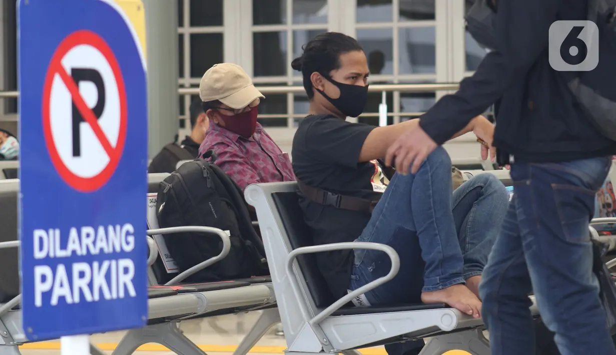 Calon penumpang Kereta Api Jarak Jauh menunggu waktu keberangkatan di Stasiun Pasar Senen, Jakarta, Kamis (23/4/2020). Per tanggal 24-30 April 2020, PT KAI (persero) membatalkan semua perjalanan kereta dari dan menuju Jakarta. (Liputan6.com/Helmi Fithriansyah)