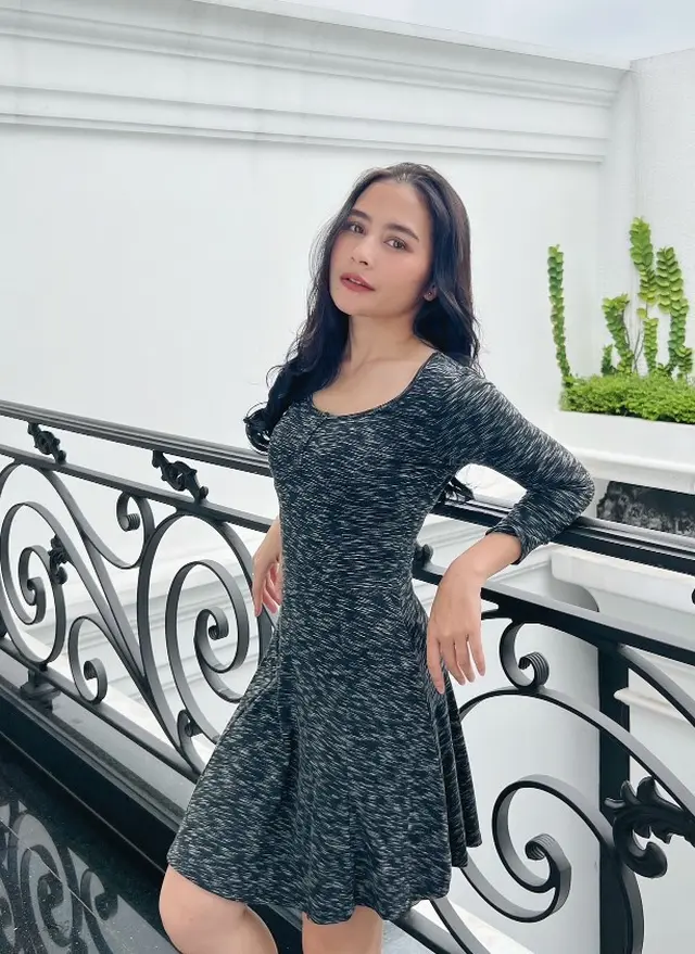 7 Inspirasi busana bernuansa hitam ala Prilly Latuconsina, tampil stylish walau bertubuh mungil