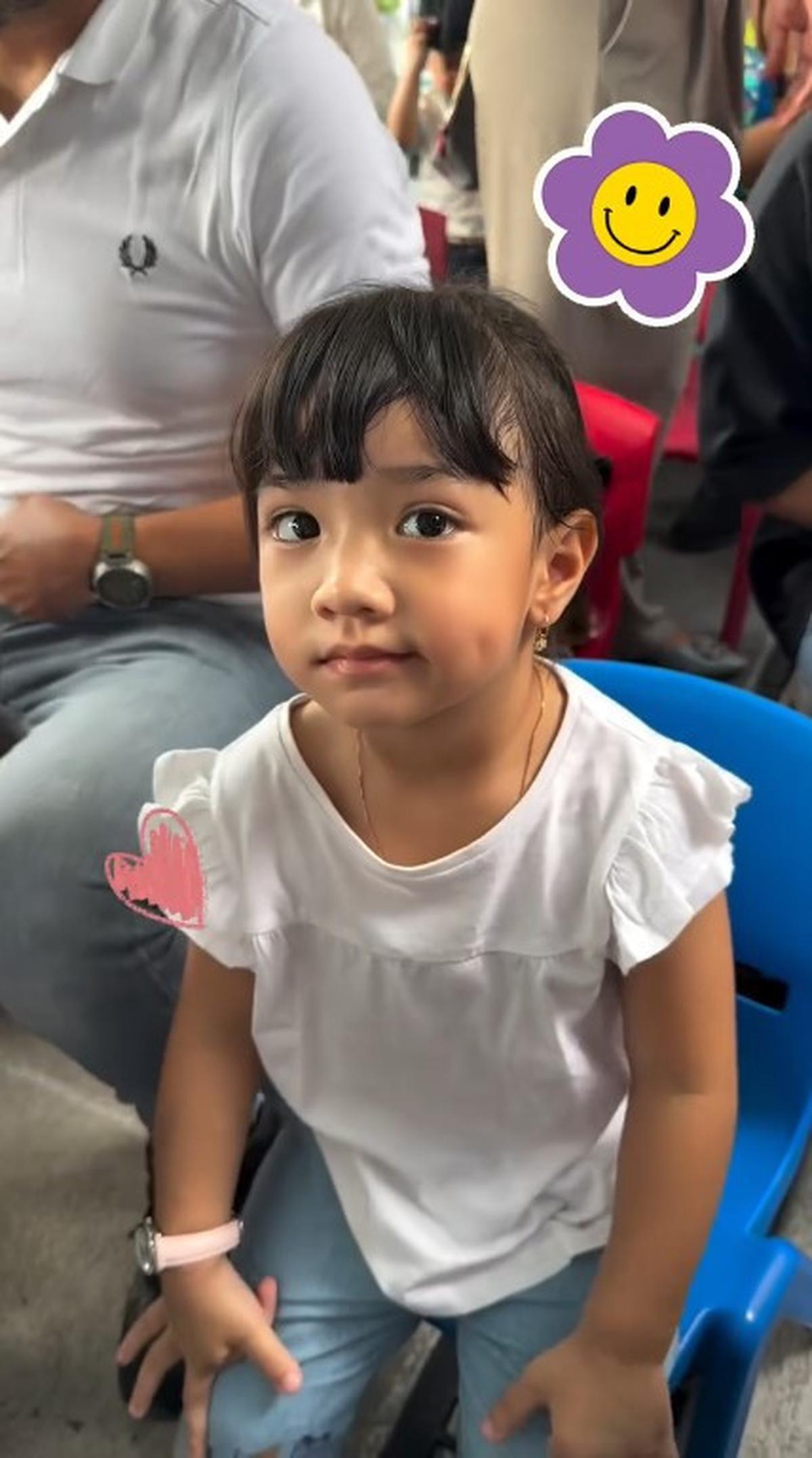 7 Potret Amala Anak Irish Bella Tampil di Acara Sekolah Pertama Kali, Didampingi Haldy Sabri