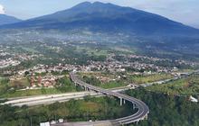 FOTO: Melihat Keindahan Tol Bocimi Berpadu Cantiknya Gunung Salak