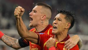 Penyerang Persija Jakarta, Eksel Runtukahu, merayakan gol ke gawang Persebaya Surabaya bersama Fabio Calonego pada lanjutan BRI Super League 2025/2026 di Stadion Utama Gelora Bung Karno, Jakarta, Sabtu (11/4/2026). (Bola.com/Bagaskara Lazuardi)