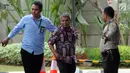 Petugas Pemeriksa Pajak Wilayah Maluku-Papua Sulimin Ratmin (batik), yang diamankan oleh KPK dalam OTT di Ambon, tiba untuk pemeriksaan di Jakarta, Kamis (4/10). KPK melakukan OTT terkait dengan pengurangan pembayaran pajak. (Merdeka.com/Dwi Narwoko)