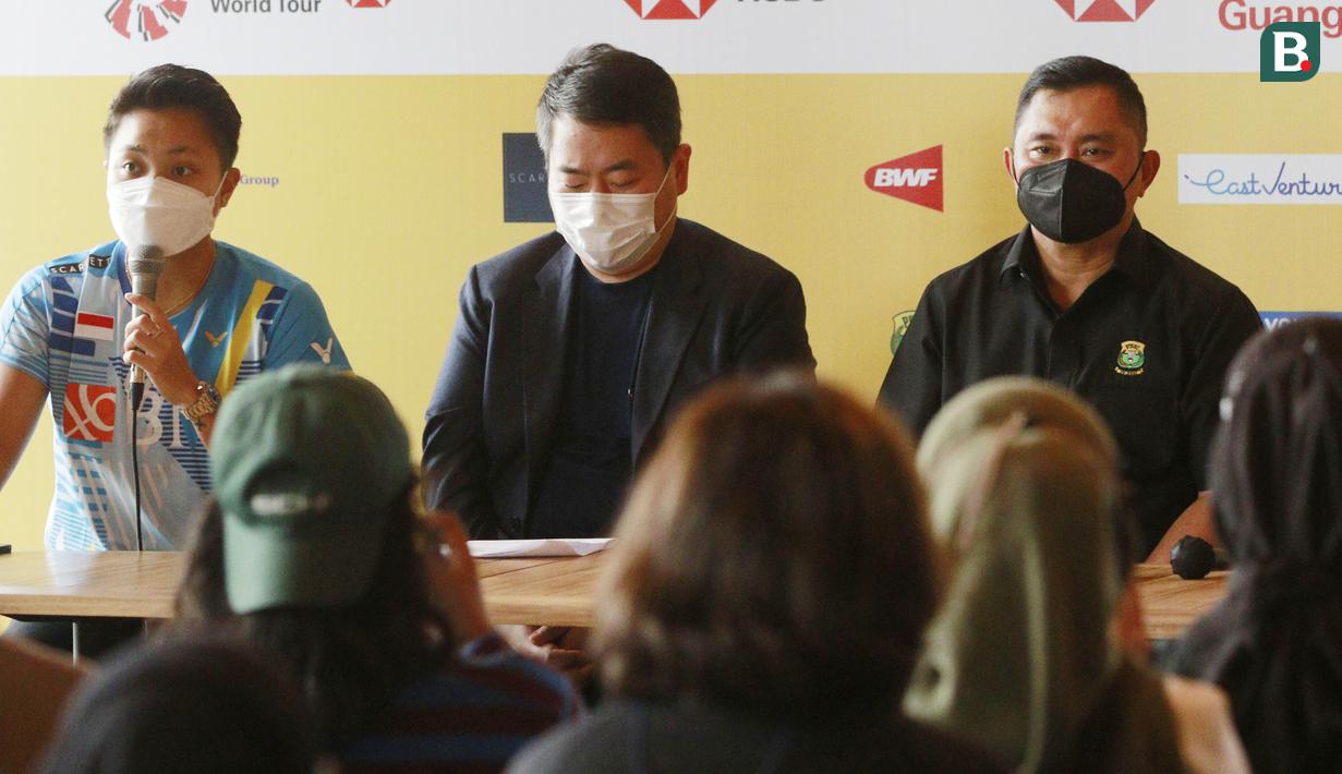 <p>Pebulutangkis Indonesia, Apriyani Rahayu, memberikan keterangan saat jumpa pers Indonesia Open 2022 di BCA Tower, Jakarta, Rabu (25/5/2022). (Bola.com/M Iqbal Ichsan)</p>