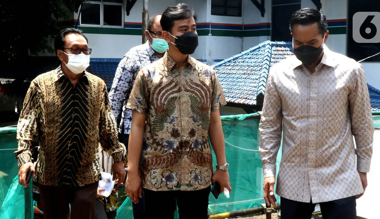 Wali Kota Solo Gibran Rakabuming Raka (tengah), Calon Ketua Umum Kadin Indonesia Anindya Bakrie (kanan) dan Ketua Kadin Solo Gareng S Haryanto (kiri) saat berbincang di Balai Kota, Solo, Jawa Tengah, Jumat
(09/4/2021). (Liputan6.com/Pool/Kadin)