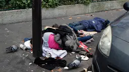 Para imigran tidur di jalanan Kota Paris, Prancis, Rabu (6/11/2019). Gelombang imigran membanjiri Prancis akibat konflik dan kemiskinan di Asia, Timur Tengah, dan Afrika sejak 2015. (AP Photo/Francois Mori)