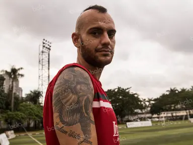 Bek Bali United, Kiko Insa, menunjukan tato bergambar singa dengan tulisan salam satu jiwa yang merupakan identitas Arema, usai latihan di Lapangan Pertamina, Simprug, Jakarta, Rabu (6/4/2016). (Bola.com/Vitalis Yogi Trisna)