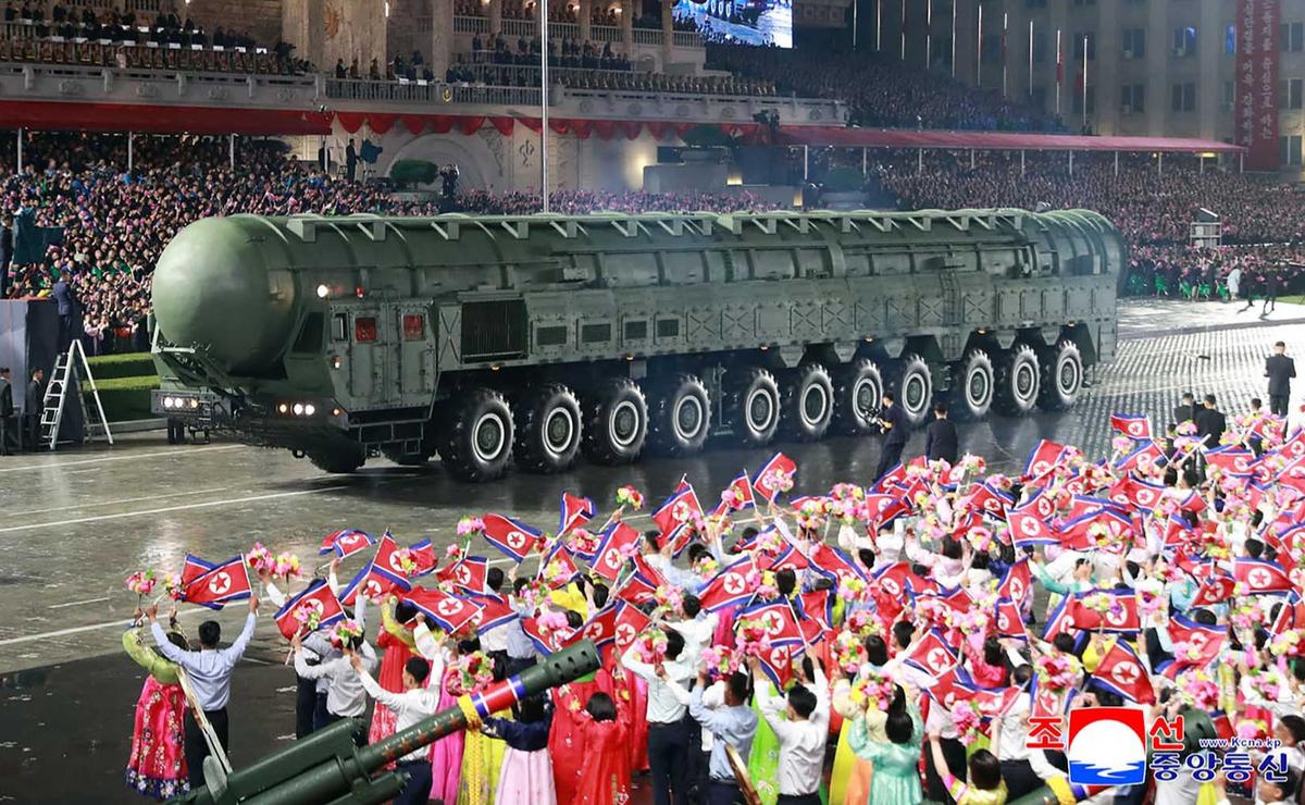 FOTO: Tampang Gahar Rudal Nuklir Korut Hwasong-20, Diklaim Bisa Menjangkau AS
