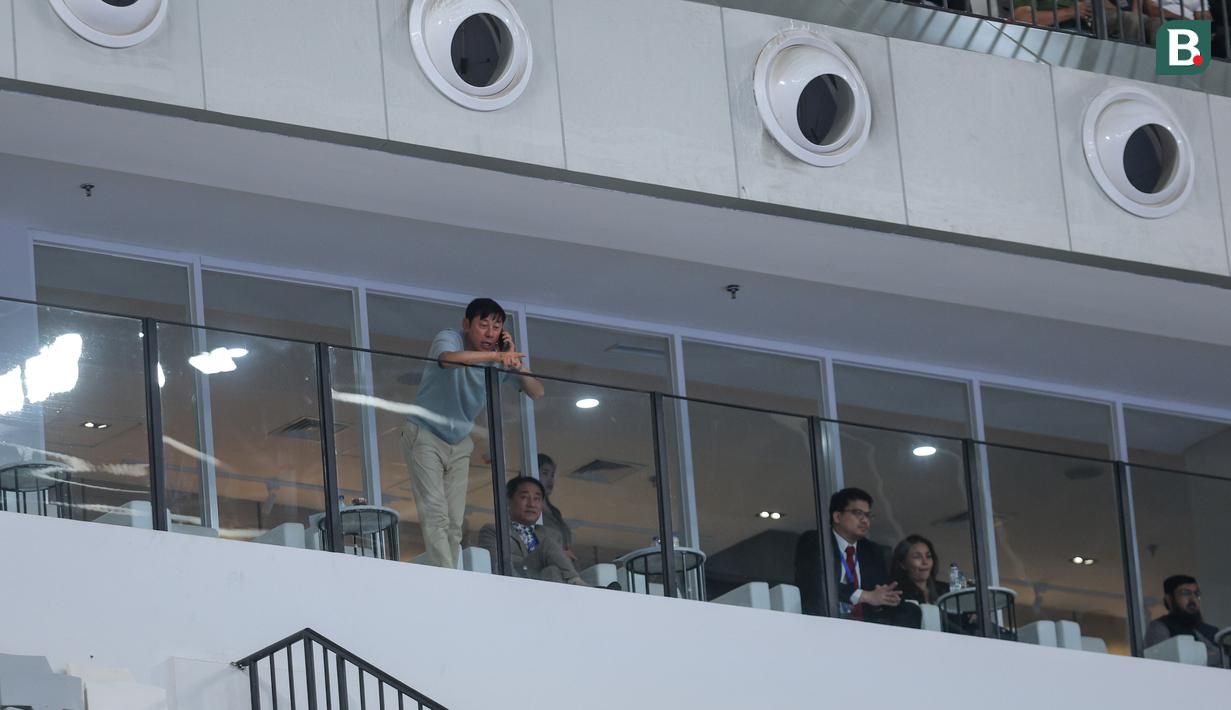 Mantan pelatih Timnas Sepak Bola Indonesia, Shin Tae-yong menyaksikan laga antara Indonesia melawan Korea Selatan saat laga Grup A Piala Asia Futsal 2026 Selatan di Indonesia Arena, Senayan, Jakarta, Selasa (27/01/2026). (Bola.com/Bagaskara Lazuardi)