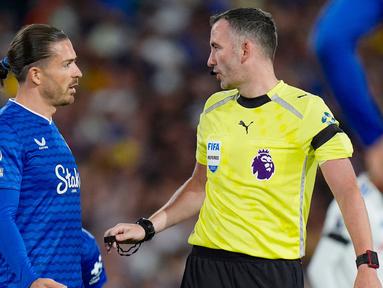 Laga debut Jack Grealish bersama Everton dinodai dengan keputusan 'handball' kontroversial dari wasit. (AP Photo/PA/Danny Lawson)