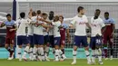 Para pemain Tottenham Hotspur merayakan gol ke gawang West Ham United pada laga Premier League di Stadion Tottenham Hotspur, Selasa (23/6/2020). Tottenham menang 2-0 atas West Ham. (AP/Kirsty Wigglesworth)