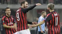 Striker AC Milan, Fabio Borini bersama Gonzalo Higuain, melakukan selebrasi usai membobol gawang F91 Dudelange pada laga Liga Europa di Stadion San Siro, Kamis (29/11). AC Milan menang 5-2 atas F91 Dudelange. (AP/Luca Bruno)